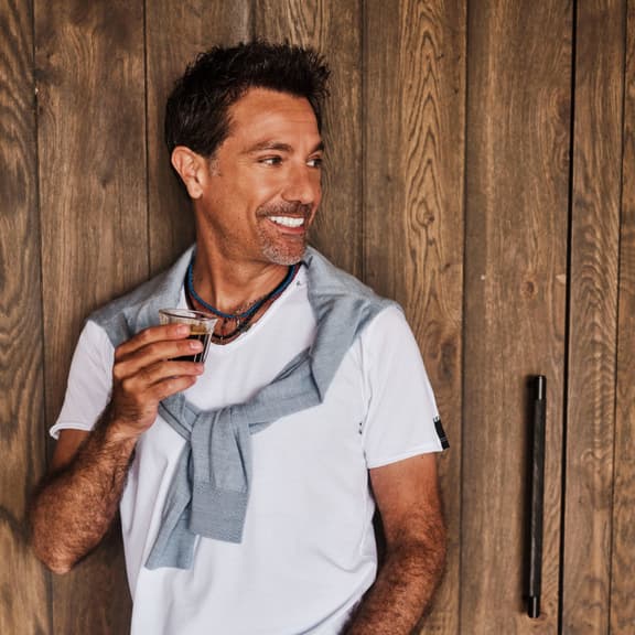 Sagoma In Cartone Grandezza Naturale Di Gino D'Acampo (Jeans) - Ritaglio Celebrity Per Feste, Scherzi E Regali, Prodotto In Europa - 3