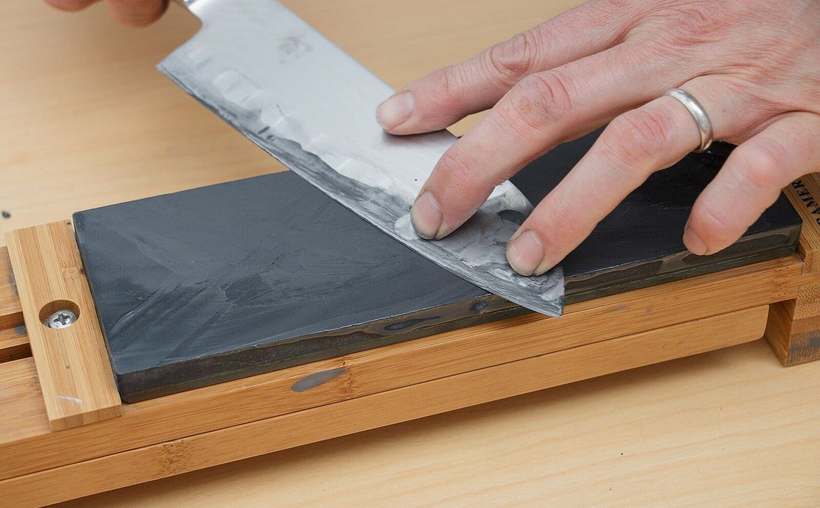 How to Sharpen a Paper Cutting Board Blade: Easy Steps for Precision